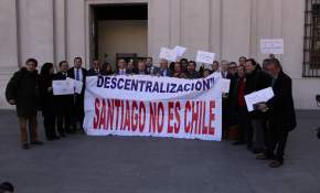 Líderes regionalistas y parlamentarios demandan frente a La Moneda cumplimiento en agenda descentralización