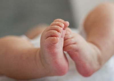 Mujer debió dar a luz a su bebé en pasilla de un Hospital de La Araucanía